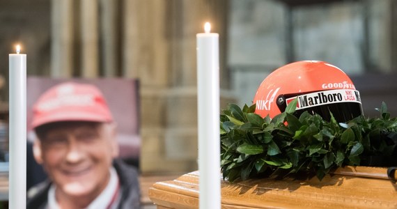 Tysiące osób, w tym startujący obecnie kierowcy Formuły 1, zebrało się wokół katedry św. Szczepana w Wiedniu, gdzie od wczesnych godzin porannych trwają uroczystości pogrzebowe Nikiego Laudy. Austriak zmarł 20 maja w wieku 70 lat.