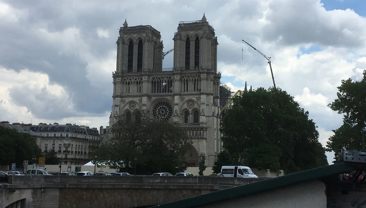 Roboty pracują wewnątrz paryskiej katedry Notre-Dame. Zdalnie sterowane maszyny zbierają z posadzki katedry gruzy, które następnie są sortowane i składowane w specjalnych namiotach - wszystkie średniowieczne fragmenty katedry maja zostać użyte do jej odbudowy. Paryski korespondent RMF FM Marek Gładysz dowiedział się nieoficjalnie, że chodzi o względy bezpieczeństwa. Mimo, że mury świątyni zostały już w dużej części wzmocnione, to ciągle istnieje ryzyko, że spadać mogą do środka zabytkowej budowli np. fragmenty częściowo zniszczonego sklepienia. 
