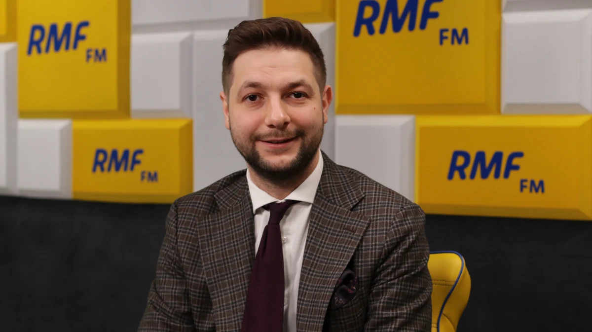 "Najwyższy czas zacząć walkę z fejkową polityką w Polsce. Codziennie pojawiają się nieprawdziwe informacje, w które ludzie wierzą' - stwierdził w Porannej rozmowie w RMF FM wiceminister sprawiedliwości Patryk Jaki. Przyznał, że złożył zawiadomienie do prokuratury dotyczące facebookowego profilu o nazwie Sok z Buraka. "Szykuję kolejne działania, które są absolutnie konieczne" - zapowiedział. "Codziennie jest tam nieprawdopodobna ilość fejków, kłamstw, manipulacji" - ocenił Jaki. "Wiem, że było lewe finansowanie. A kto? To ma ustalić prokuratura" - dodał. 