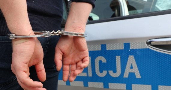 Zarzuty zabójstwa i usiłowania zabójstwa usłyszał 24-latek z Biłgoraja, który w poniedziałek zabił nożem matkę i ciężko ranił ojca. Sąd zdecydował o tymczasowym aresztowaniu mężczyzny na 3 miesiące.