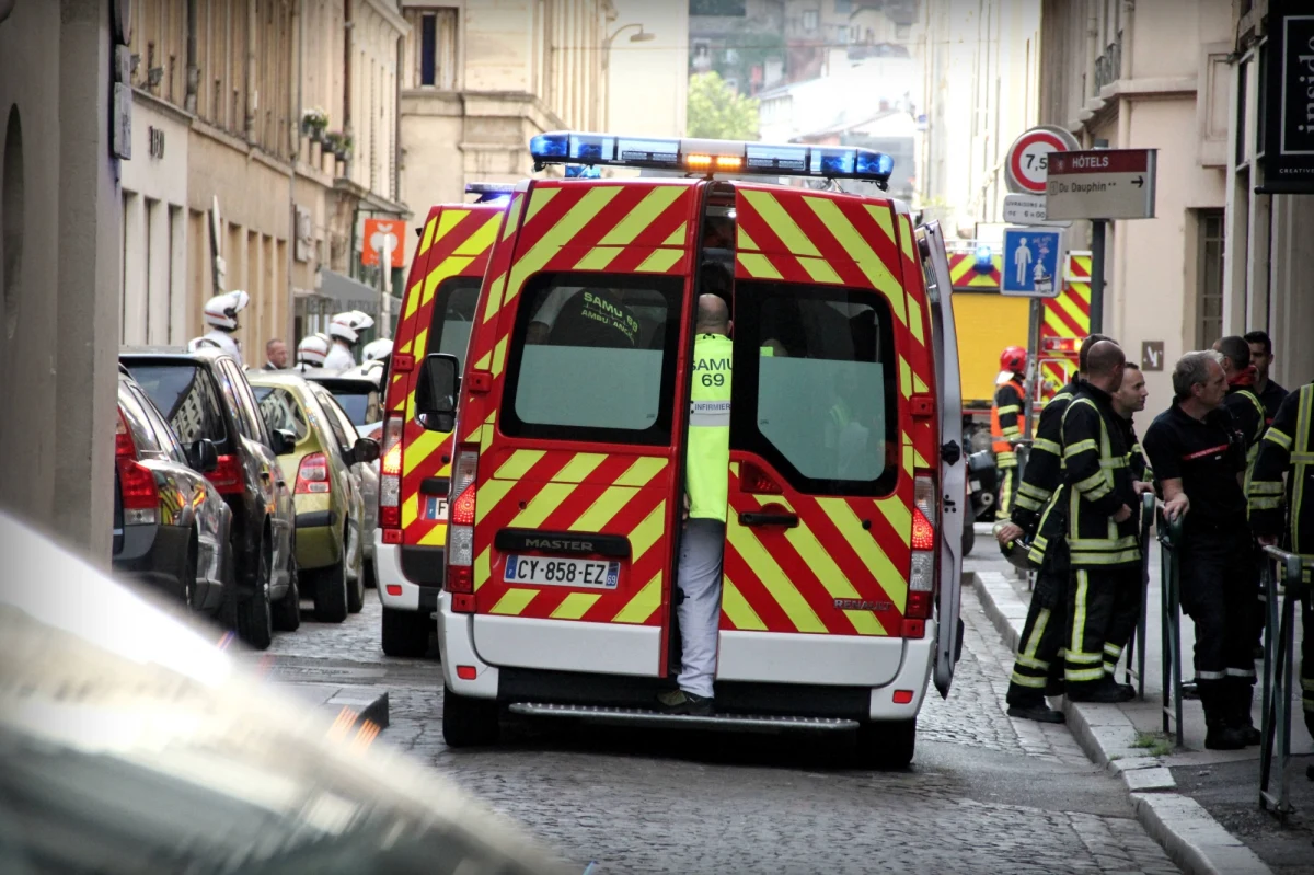 Zatrzymany w poniedziałek główny podejrzany ws. piątkowych zamachów w Lyonie, 24-letni Mohamed Hichem M. przyznał podczas przesłuchania z udziałem śledczych, że planował eksplozję i samodzielnie skonstruował ładunki - podała agencja AFP. Mężczyzna ma korzenie algierskie. Znajduje się obecnie w areszcie agencji ds. walki z terroryzmem (Sdat) na przedmieściach Paryża. Do policyjnego aresztu trafili w poniedziałek również jego rodzice i brat.