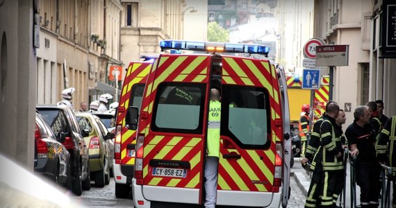 Zatrzymany w poniedziałek główny podejrzany ws. piątkowych zamachów w Lyonie, 24-letni Mohamed Hichem M. przyznał podczas przesłuchania z udziałem śledczych, że planował eksplozję i samodzielnie skonstruował ładunki - podała agencja AFP. Mężczyzna ma korzenie algierskie. Znajduje się obecnie w areszcie agencji ds. walki z terroryzmem (Sdat) na przedmieściach Paryża. Do policyjnego aresztu trafili w poniedziałek również jego rodzice i brat.