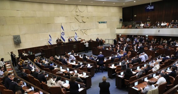 Izraelski parlament przegłosował decyzję o samorozwiązaniu w związku z niemożnością sformowania rządu. Za głosowało 74 deputowanych, a 45 było przeciwnych. Wybory odbędą się 17 września.