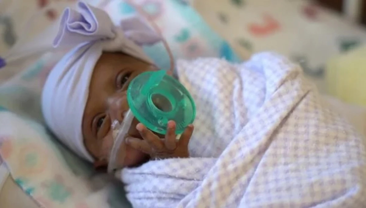 W szpitalu w San Diego przyszło na świat najmniejsze zdrowe dziecko w dziejach udokumentowanej medycyny - podało kierownictwo szpitala porodowego Sharp Mary Birch Hospital. Dziewczynka, która przyszła na świat w styczniu, ważyła 243,8 grama.