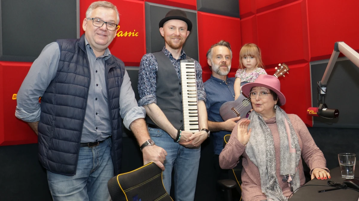 "Cały Poznań Ukulele"! W weekend do stolicy Wielkopolski zjadą miłośnicy tego instrumentu i muzycy grający na Ukulele. I to właśnie ten instrument był inspiracją do powstania piosenki "Aż ze Swarzędza”. Słowa napisał Artur Andrus, utwór zaśpiewała Krystyna Tkacz, a na ukulele – instrumencie, który zainspirował twórcę – zagrał Tomek „Serek” Krawczyk.