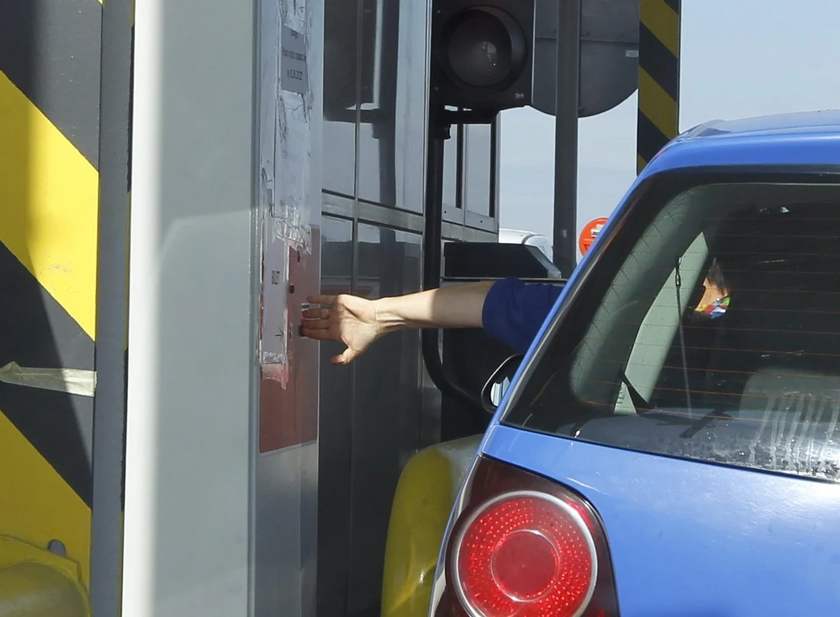 Około 15 kilometrów ma korek na autostradzie A4 w kierunku Katowic przed punktem poboru opłat w Karwianach. Utrudnienia związane są trwającym remontem autostrady w rejonie bramek Karwiany.