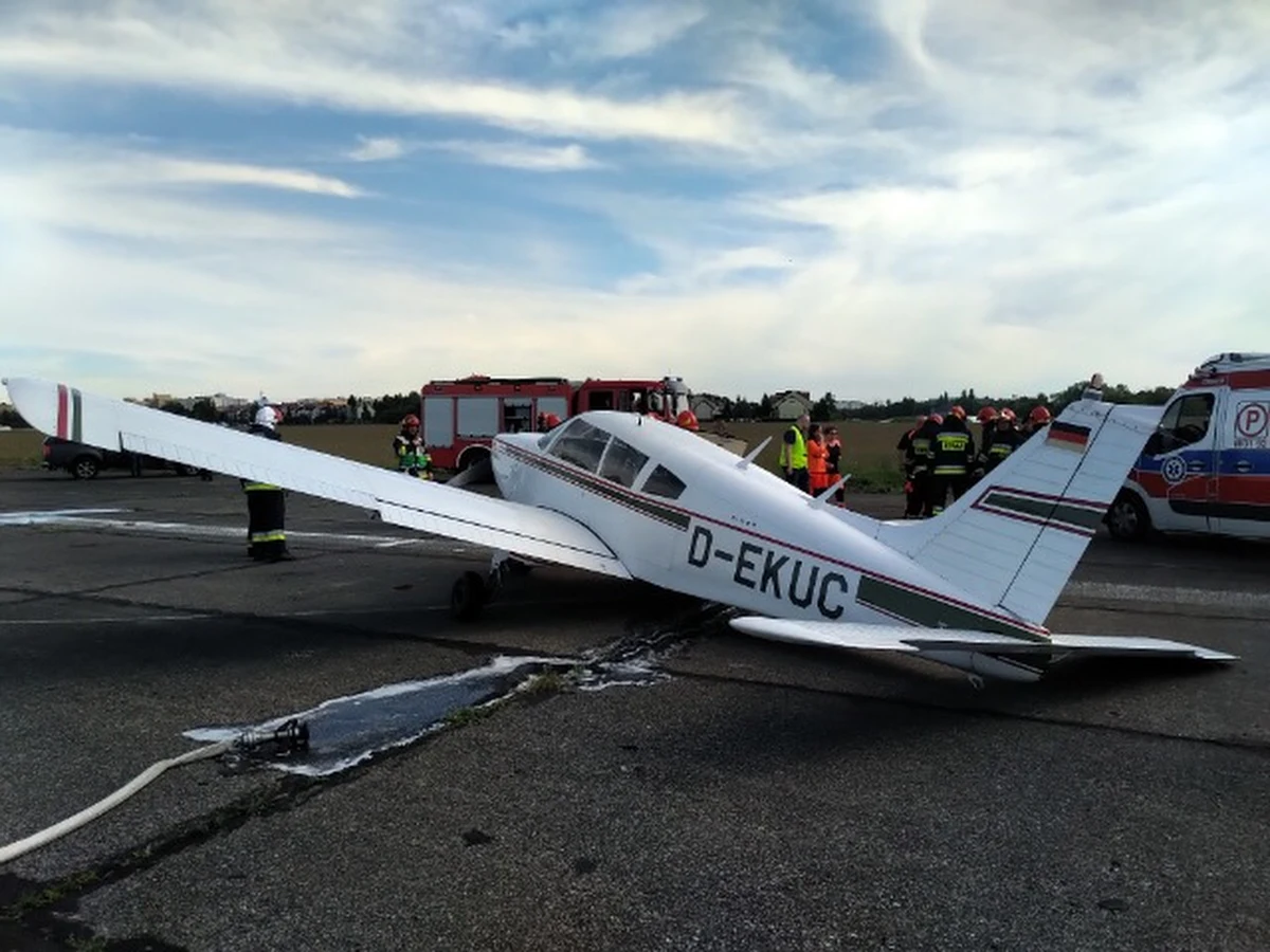 Awaryjne lądowanie awionetki na lotnisku Warszawa-Babice. Piloci małego samolotu zgłosili usterkę podwozia. Przed lądowaniem maszyna z dwiema osobami na pokładzie musiała zrzucić paliwo. Wszystko zakończyło się szczęśliwie, obecnym na pokładzie nic się nie stało.
