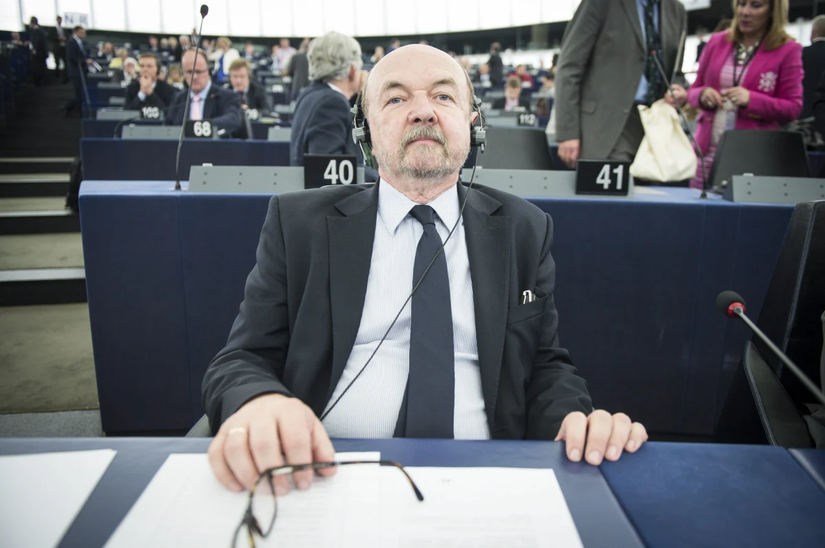 Prawo i Sprawiedliwość będzie miało w europarlamencie małe wpływy i słabe stanowiska. Obecnie frakcja Europejskich Konserwatystów i Reformatorów (EKR), do której należy PiS, jest na 5. co do wielkości miejscu w Parlamencie Europejskim. A grozi jej spadek na szóste - przyznają rozmówcy RMF FM w PiS, choć równocześnie ważny eurodeputowany Prawa i Sprawiedliwości zastrzega: "Ważniejsza jest jednak polityka w kraju". Osłabienie EKR to rezultat bardzo słabego wyniku brytyjskich torysów w wyborach europejskich i zmienionej konstelacji politycznej. W dodatku deklarującemu swoją proeuropejskość PiS-owi nie po drodze jest ze skrajnie antyeuropejskimi partiami, jak i ugrupowaniami otwarcie wyznającymi europejski federalizm. Przed partią Jarosława Kaczyńskiego ważna i trudna batalia o każdego eurodeputowanego.