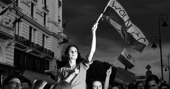 Zdjęcie Adama Lacha - przedstawiające młodą kobietę trzymającą biało-czerwoną flagę z napisem "Wolność" - wybrane zostało "Ikoną 30-lecia" w zorganizowanym przez Dom Spotkań z Historią i Press Club Polska konkursie na fotografię symbolizującą trzy dekady przemian, zapoczątkowanych w 1989 roku. "Mamy zdjęcie, które symbolizuje nasz polski niepokorny charakter, nasz opór, niezgodę na krzywdę i dążenie do zmieniania świata na lepszy. To symbol trzech dekad przemian w naszym kraju" - podkreślili jurorzy w oświadczeniu.