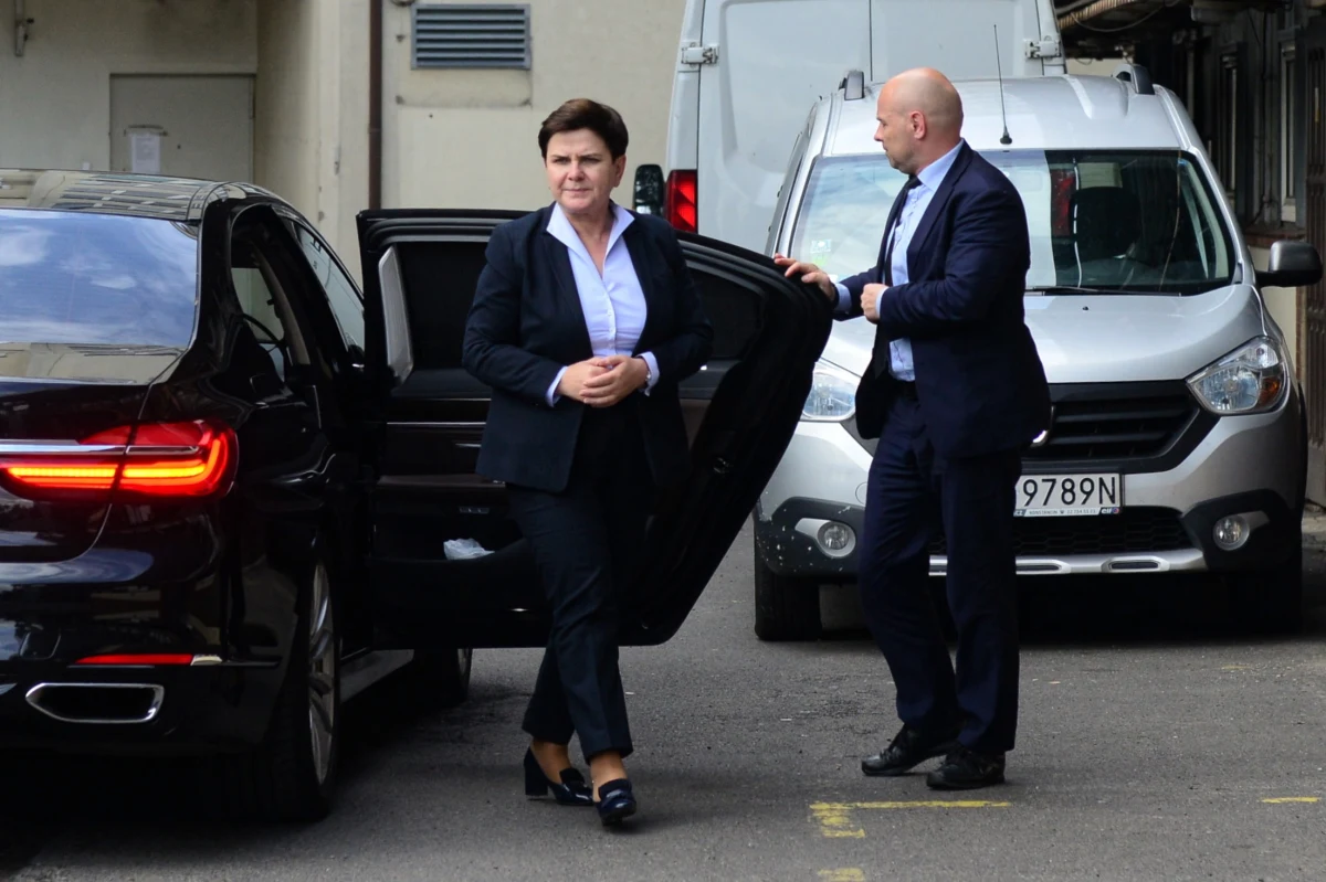 Po rekonstrukcji rządu nie zmieni się liczba wicepremierów - dowiedział się nieoficjalnie nasz reporter. To oznacza, że w przyszłym tygodniu - we wtorek 4 czerwca - jak wynika z naszych informacji - powołany zostanie także nowy wiceszef rządu, w miejsce Beaty Szydło, która zdobyła mandat europosła. Wcześniej politycy PiS dopuszczali możliwość zlikwidowania tej funkcji. 