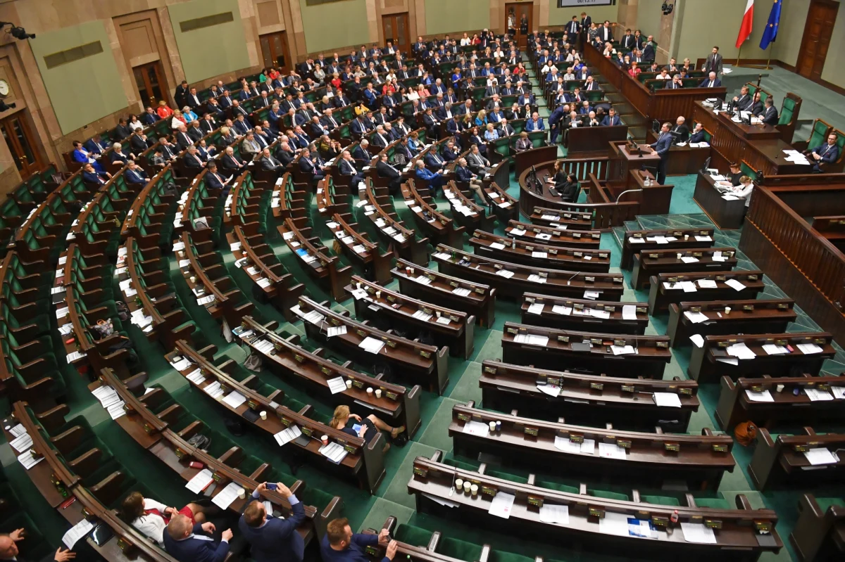Po przyszłotygodniowej rekonstrukcji rządu, stanowisko zwolni pięcioro ministrów, którzy zdobyli mandaty europarlamentarzystów m.in. Beata Szydło, Joachim Brudziński, Anna Zalewska, czy Elżbieta Rafalska. Razem z opuszczeniem rządu, pojawia się zwykle pytanie o odprawy. 
