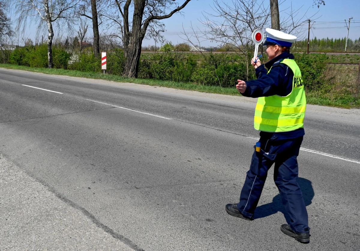 Biuro Ruchu Drogowego Komendy Głównej Policji zaleca, aby policjanci ruchu drogowego przestali używać wobec kontrolowanych osób form typu "Pani Anno" i "Pani Andrzeju". "Może to wzbudzać dyskomfort i poczucie zmniejszonego dystansu" - brzmi uzasadnienie.
