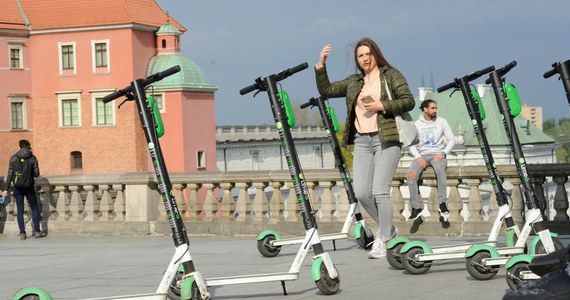 Limit prędkości 25 km/h i jazda bez wymogu zakładania kasku. To zapisy ustawy, która ma uregulować poruszanie się hulajnogami elektrycznymi - ustalił reporter RMF FM Mariusz Piekarski. W przyszłym tygodniu ustawa ma zostać wpisana do harmonogramu prac rządu. W ustawie ma się też znaleźć kluczowy zapis: że hulajnogi elektryczne mają poruszać się po ścieżkach rowerowych. Teraz użytkownicy hulajnóg traktowani są jak piesi.