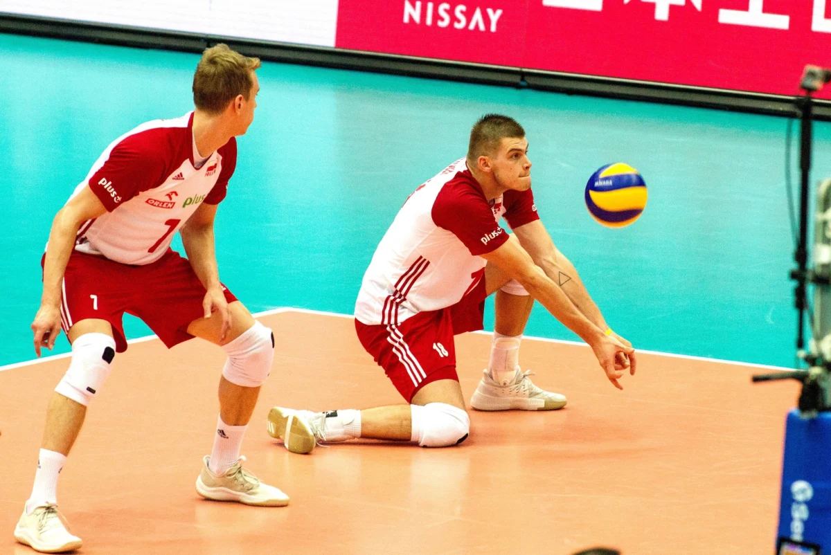 Rusza Liga Narodów siatkarzy. Dziś w Katowicach początek pierwszego turnieju z udziałem reprezentacji Polski. Biało-czerwoni zagrają o 20:30 z Australią. Trzy godziny wcześniej o punkty zagrają Brazylijczycy i Amerykanie. Na razie we wszystkich ekipach zgodnie podkreślają, że forma przyjdzie za jakiś czas. 