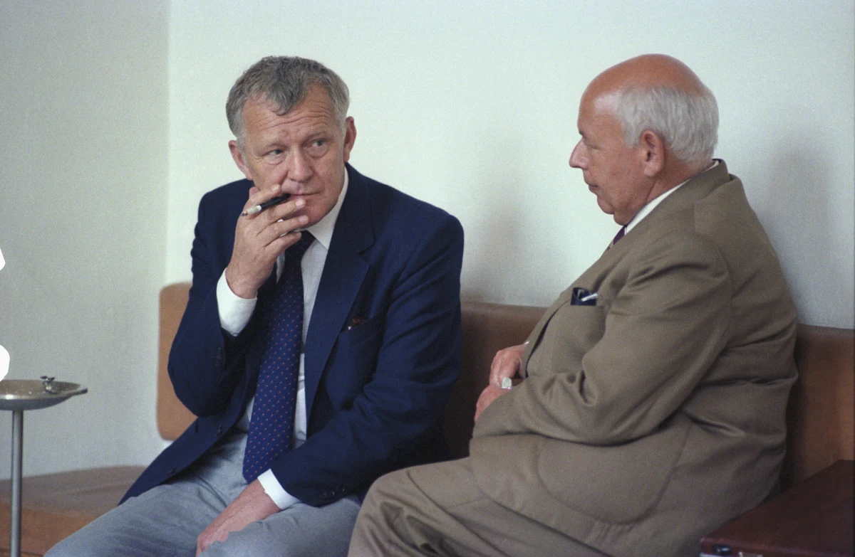 Mieczysław Rakowski, Aleksander Kwaśniewski, Jerzy Urban i Aleksander Borowicz założyli się o... wyniki czerwcowych wyborów - ujawnia nasz dziennikarz. Jak udało się ustalić, zakład został zawarty jeszcze w trakcie trwania rozmów okrągłego stołu, 13 marca.