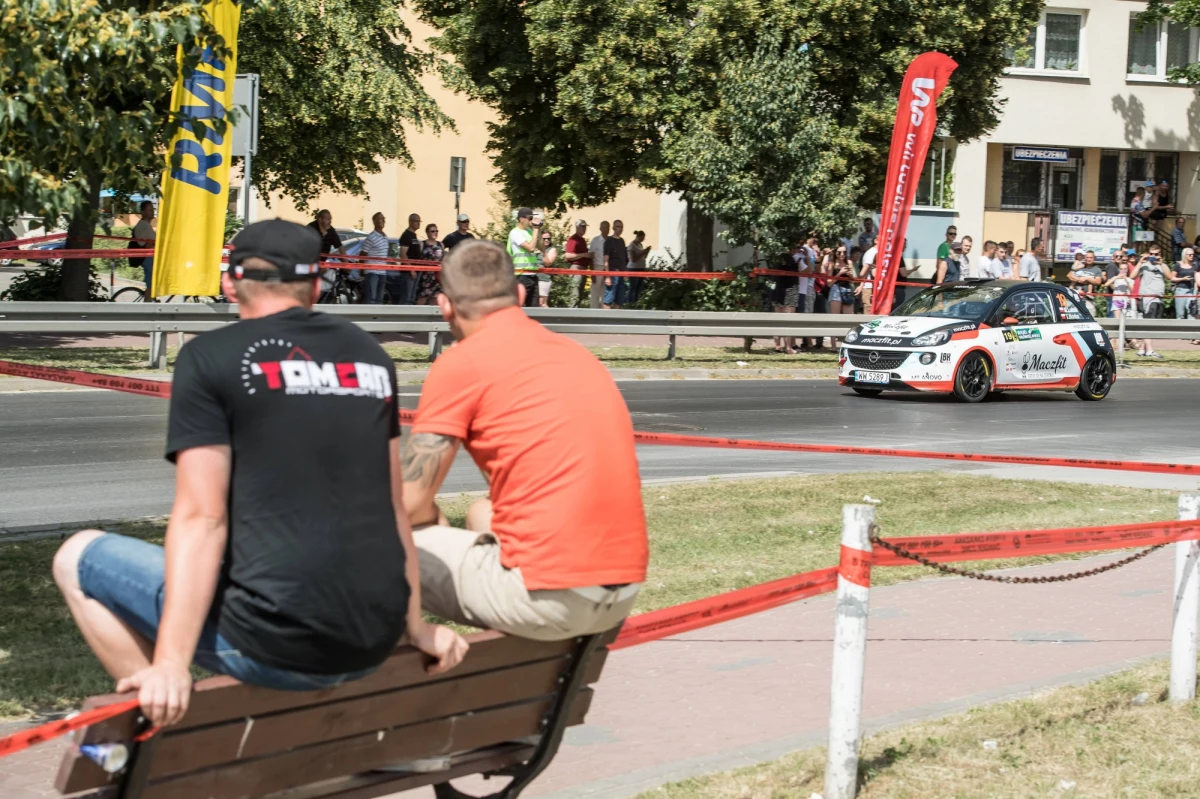 Kompaktowy rajd, inna sytuacja w stawce, jedenaście samochodów R5 i wielkie emocje - tak zapowiada się Rajd Nadwiślański, który co prawda oficjalnie rozpoczął się w czwartek, ale prawdziwa rywalizacja czeka nas dopiero w sobotę. W samych Puławach oraz w okolicach zobaczymy czołowych rajdowców. Na lubelskich odcinkach specjalnych będziemy obserwować m.in. lidera Rajdowych Samochodowych Mistrzostw Polski - Mikołaja Marczyka, ale także niespodziewanego wicelidera - Marcina Słobodziana oraz Kacpra Wróblewskiego.