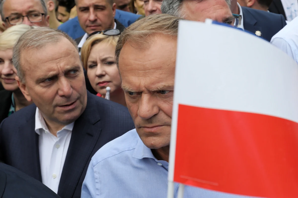 "On jest oczywistym kandydatem prezydenckim, jeśli chodzi o konieczność odbudowania reputacji Polski, pozycji w Europie i na scenie światowej" – tak lider Platformy Obywatelskiej Grzegorz Schetyna opisuje Donalda Tuska w książce "Historia pokolenia", która właśnie się ukazała. "Donald nie robi sobie zdjęć z prezydentem USA, ale z nim negocjuje" – dodaje. 