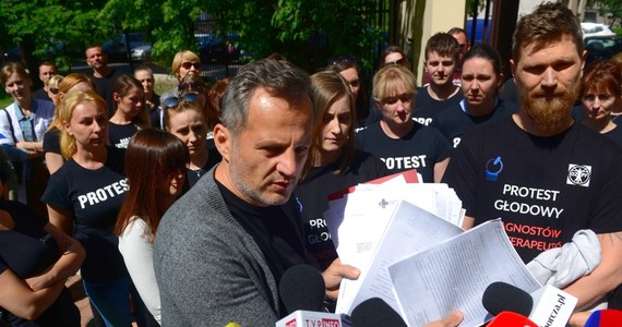 Fizjoterapeuci i diagności medyczni w piątek zdecydowali o zawieszeniu protestu głodowego. Od ubiegłego wtorku w Warszawie protestowało dwanaście osób. Protest ma zostać wstrzymany do pierwszego września. 