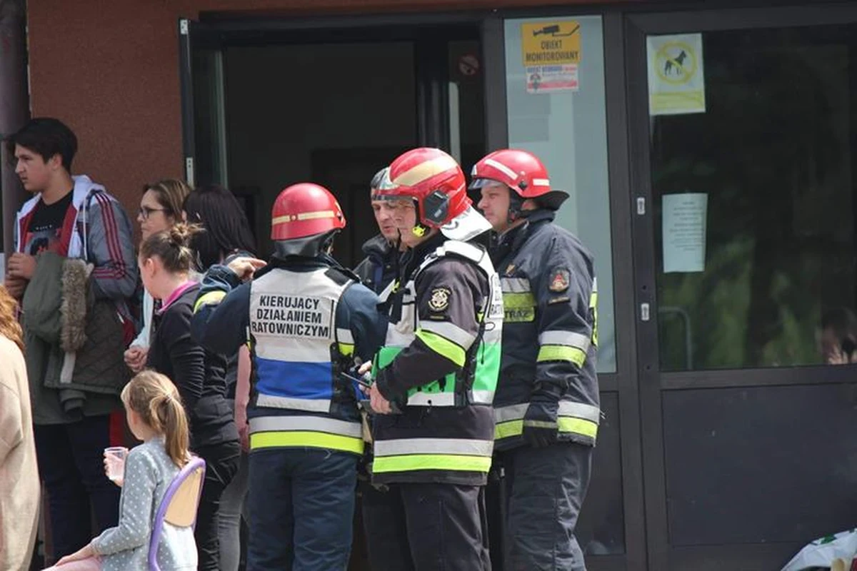 Pięcioro uczniów zabrano do szpitala po rozpyleniu gazu pieprzowego w szkole podstawowej numer 3 w Limanowej w Małopolsce. ​20 osobom udzielono pomocy na miejscu.
