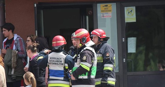 Pięcioro uczniów zabrano do szpitala po rozpyleniu gazu pieprzowego w szkole podstawowej numer 3 w Limanowej w Małopolsce. ​20 osobom udzielono pomocy na miejscu.
