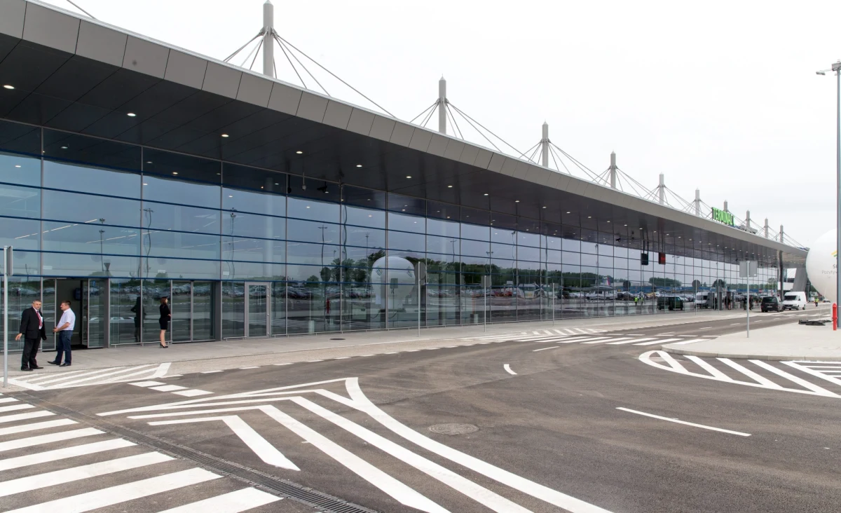 Na lotnisku w śląskich Pyrzowicach doszło do niebezpiecznego incydentu. Nieuprawniona osoba dostała się na pokład samolotu. Mężczyzna wcześniej wyłamał awaryjne drzwi ewakuacyjne w terminalu pasażerskim. Informację dostaliśmy na Gorącą Linię RMF FM.