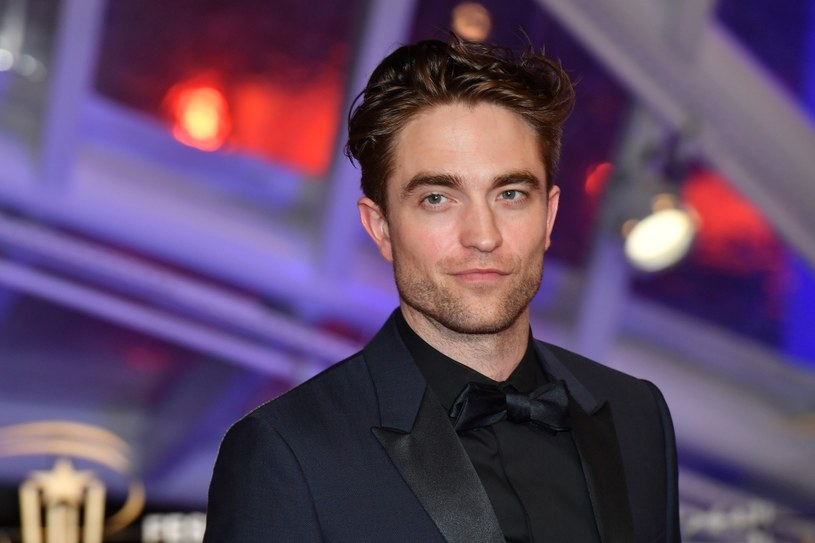 16 maja w mediach pojawiła się informacja, że Robert Pattinson jest głównym kandydatem do przejęcia od Bena Afflecka roli Batmana. 31 maja 2019 roku wytwórnia Warner Bros. wydała oficjalny komunikat potwierdzający podpisanie umowy z gwiazdorem serii "Zmierzch". 