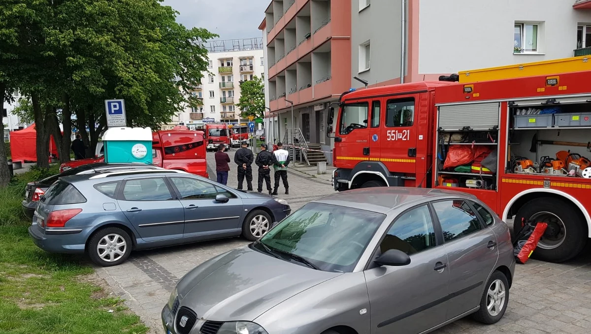 Niecodzienna akcja policji i Służby Celnej w centrum Piły w Wielkopolsce. Podczas kontroli w bezobsługowym salonie gier zamknęły się jego drzwi, a w środku rozpylona została nieznana substancja. Funkcjonariusze, którzy utknęli w środku, wymagali pomocy medycznej.