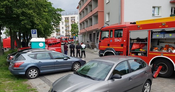 Niecodzienna akcja policji i Służby Celnej w centrum Piły w Wielkopolsce. Podczas kontroli w bezobsługowym salonie gier zamknęły się jego drzwi, a w środku rozpylona została nieznana substancja. Funkcjonariusze, którzy utknęli w środku, wymagali pomocy medycznej.