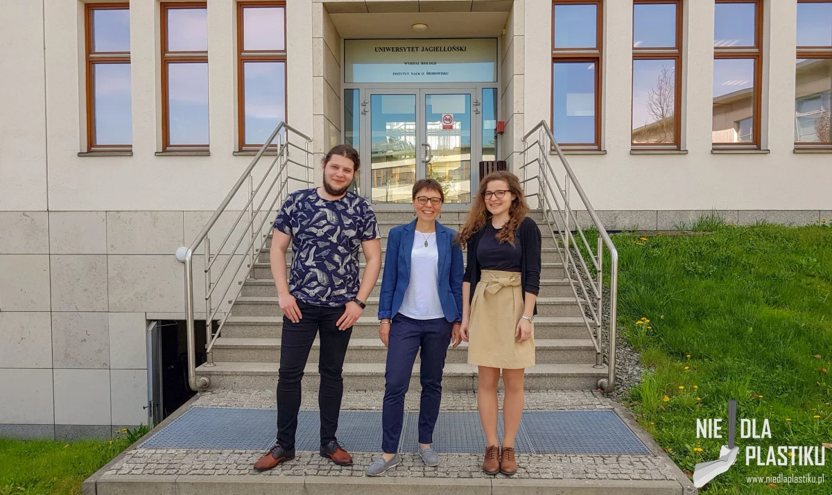 Studenci i naukowcy z Uniwersytetu Jagiellońskiego chcą wiedzieć, jakie produkty z plastiku zalewają nasz rynek najbardziej i gdzie jest go najwięcej. Wiemy o tym, że jest go dużo, ale potrzebne są konkrety – podkreślają. Stąd pomysł na akcję „Nie! Dla plastiku”. By policzyć ile produktów z plastiku znajduje się w lokalach gastronomicznych potrzebują jednak naszej pomocy. 