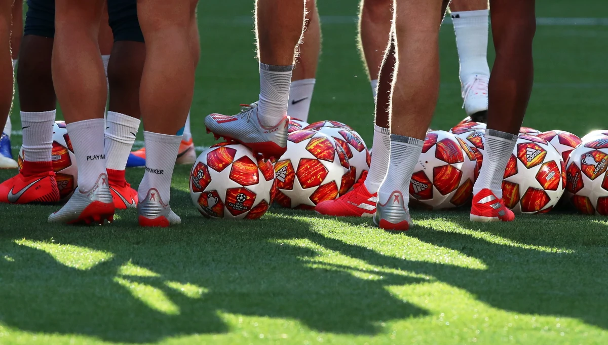 Hiszpańska policja śledztwem w sprawie ustawiania meczów piłkarskich objęła 21 osób ze świata sportu, w tym m.in. aktualnie występujących w pierwszej i drugiej lidze piłkarzy oraz działaczy klubowych - ujawniły w piątek media w Hiszpanii.