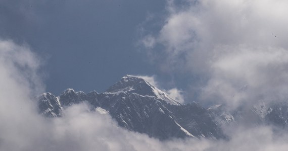 Po serii wypadków na zatłoczonym Evereście, władze Nepalu rozważają zabronienie słabszym wspinaczom wejścia na najwyższy szczyt świata. Rząd może wprowadzić obowiązkowe badanie przez lekarza w bazie pod tym szczytem lub przejście kursu wspinaczkowego.