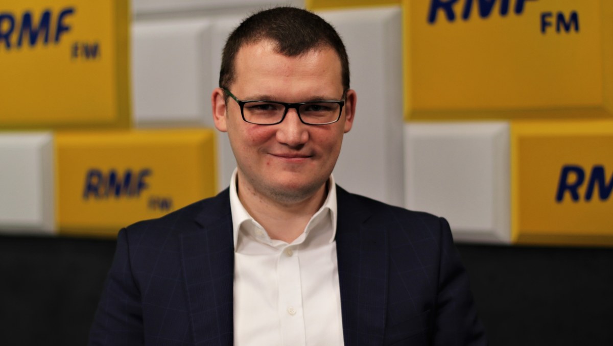 "Dla mnie to duże wyróżnienie” – tak wiceminister spraw wewnętrznych i administracji Paweł Szefernaker, gość Krzysztofa Ziemca w RMF FM, komentuje pojawienie się jego osoby na giełdzie nazwisk kandydatów na nowego szefa MSWiA. „To w moim przekonaniu docenienie mojej pracy, to jest duże wyróżnienie” – przyznał Szefernaker. Dodał równocześnie: „w polityce ważna jest cierpliwość, pokora”. „Potrzebni są w rządzie ludzie doświadczeni, ludzie, którzy mają doświadczenie polityczne” – stwierdził. Zapowiedział też, że rekonstrukcja gabinetu Mateusza Morawieckiego obejmie też wiceministrów. "Cieszę się, że w rządzie oprócz tych osób doświadczonych, które zbierały doświadczenie polityczne i w PiS, i w Porozumieniu Centrum, to będą także zmiany wśród wiceministrów i tam będzie wiele młodych osób – pokolenie 30- i 40-latków. Trzeba połączyć w tej drużynie doświadczenie z młodością” – uważa gość Krzysztofa Ziemca. 