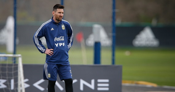 Gwiazdor FC Barcelona, pięciokrotny zdobywca "Złotej Piłki" Argentyńczyk Lionel Messi nie jest do końca pewny występu w reprezentacji w mistrzostwach świata w Katarze w 2022 roku. Wątpliwościami podzielił się w wywiadzie dla stacji Fox Sports.