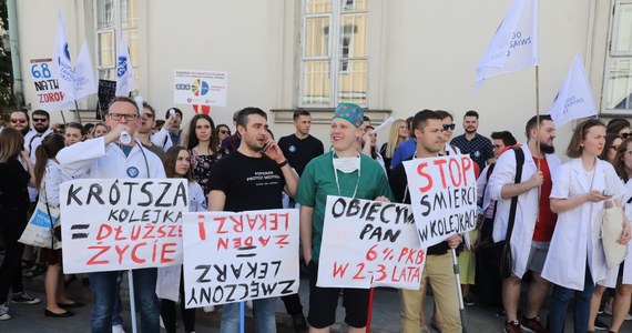 Ulicami Warszawy przeszła w sobotę manifestacja zorganizowana przez Ogólnopolski Związek Zawodowy Lekarzy, którzy protestowali przeciwko niedofinansowaniu publicznej ochrony zdrowia. Wiceszef resortu zdrowia Janusz Cieszyński, który wyszedł do protestujących, podkreślał, że nakłady na zdrowie są podnoszone.