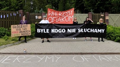 "Byle kogo nie słuchamy", "Wierzymy ofiarom". Protest w Gdańsku