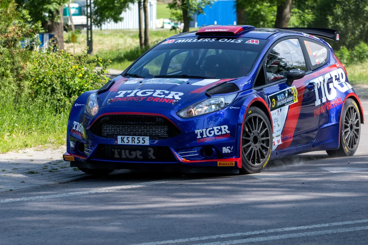 Tomasz Kasperczyk i Damian Syty wygrywają Rajd Nadwiślański! Załoga Forda Fiesty R5 pokonała lidera Rajdowych Samochodowych Mistrzostw Polski – Mikołaja Marczyka. 