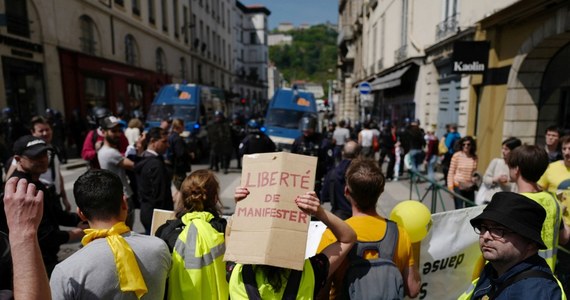 W całej Francji - według szacunków MSW tego kraju - w sobotę w akcjach "żółtych kamizelek" wzięło udział około 9,5 tys. osób. Na ulice Paryża wyszło 1,5 tys. ludzi. Media zauważają, że to najniższa liczba uczestników protestów w historii tego ruchu.