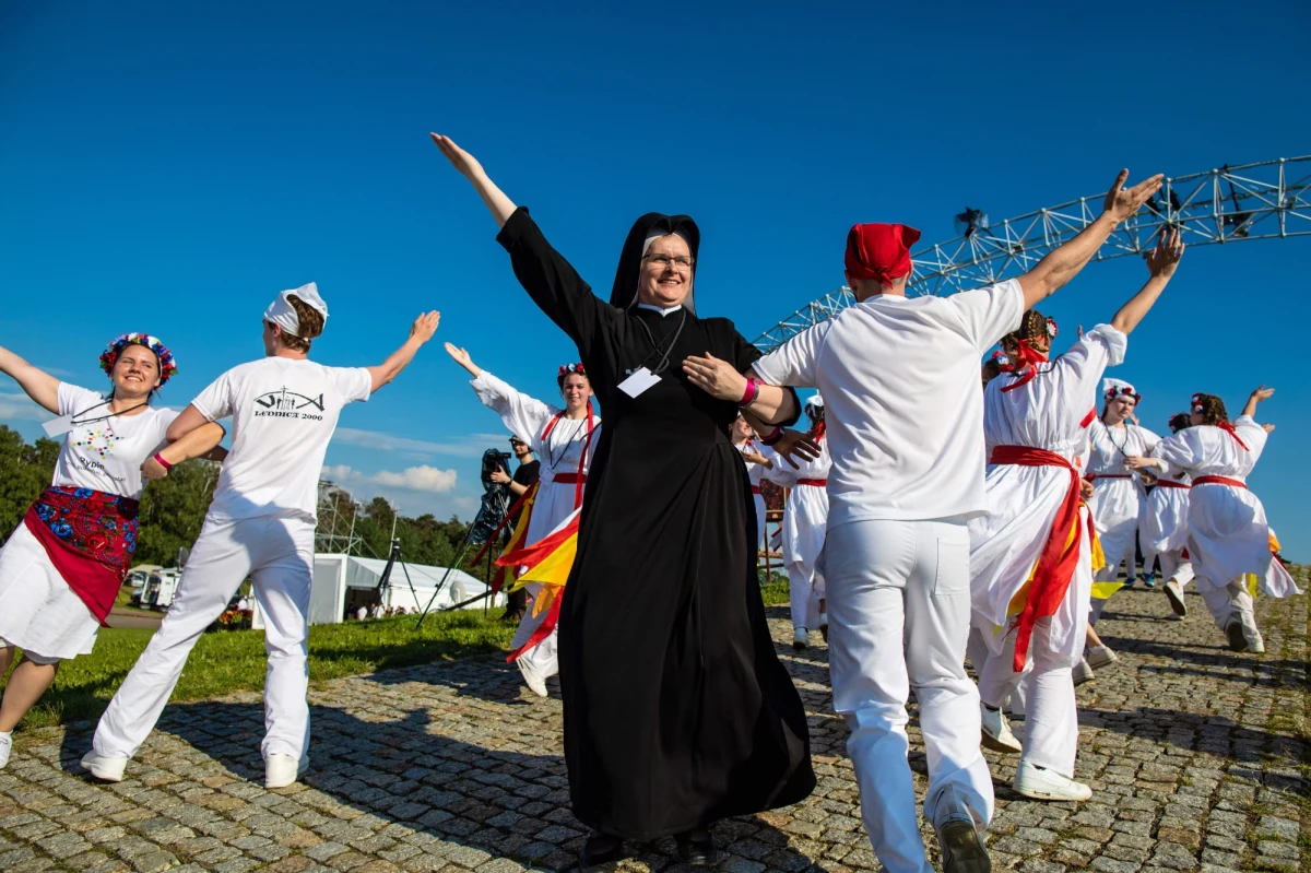 Na Polach Lednickich (Wielkopolskie) trwa 23. Spotkanie Młodych Lednica 2000, które odbywa się pod hasłem "Wiesz, że Cię kocham". Bierze w nim udział ok. 60 tys. osób.