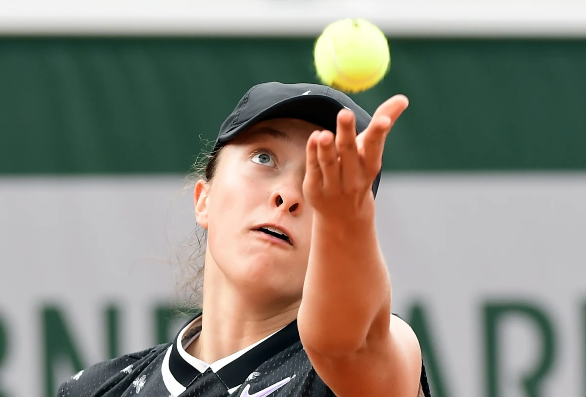 "Jestem po prostu przeszczęśliwa. Nie potrafię słowami opisać tego, co się dzieje w mojej głowie. Jestem dość niecierpliwa, ale może właśnie to i upór sprawiają, że jestem już w czwartej rundzie French Open" – przyznała w rozmowie z Eurosportem Iga Świątek. Polka pokonała w trzeciej rundzie mistrzynię olimpijską z Rio de Janeiro Portorykankę Monicę Puig 0:6, 6:3, 6:3. W 1/8 finału zmierzy się z broniącą tytułu w Paryżu Rumunką Simoną Halep.