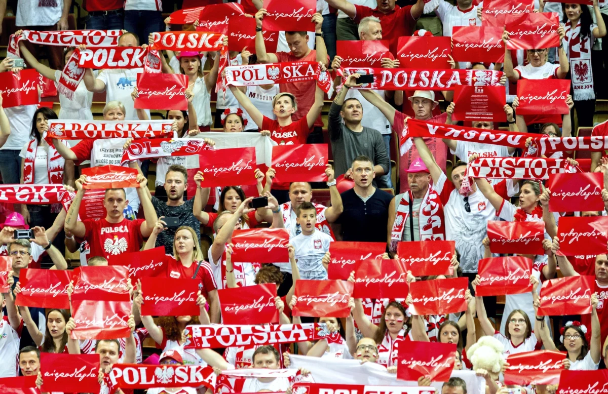 Polscy siatkarze w ostatnim meczu turnieju Ligi Narodów w katowickim Spodku zmierzą się Brazylijczykami. Obydwa zespoły odniosły po dwa zwycięstwa, więc stawką będzie triumf w imprezie inaugurującej tegoroczne zmagania najlepszych drużyn globu.