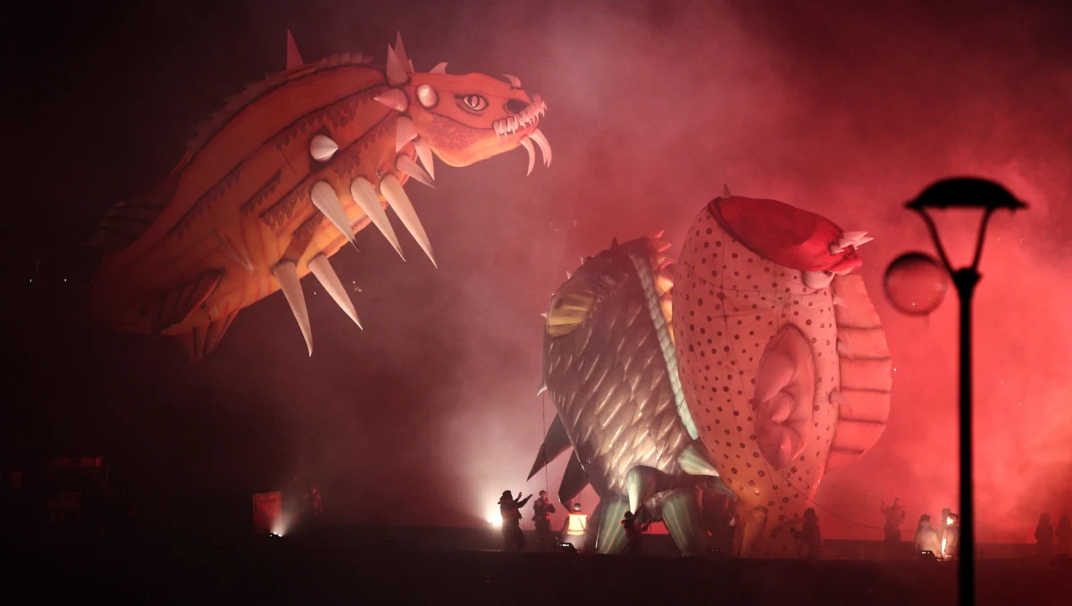 O godz. 22 w Zakolu Wisły pod Wawelem rozpoczęło się Wielkie Widowisko Plenerowe. Wszystko to w ramach Parady Smoków, obchodzonej w Krakowie już po raz 19. Tematem tegorocznej edycji święta jest "W czterdzieści smoków dookoła świata".