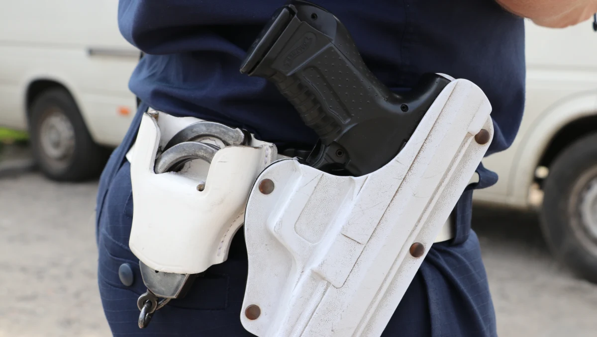 Dziś ma być przesłuchany mężczyzna, który wczoraj wieczorem uciekał policjantom w Chrzanowie w Małopolsce. W czasie pościgu padł policyjny strzał ostrzegawczy i uszkodzony został radiowóz. Nikomu nic się nie stało.