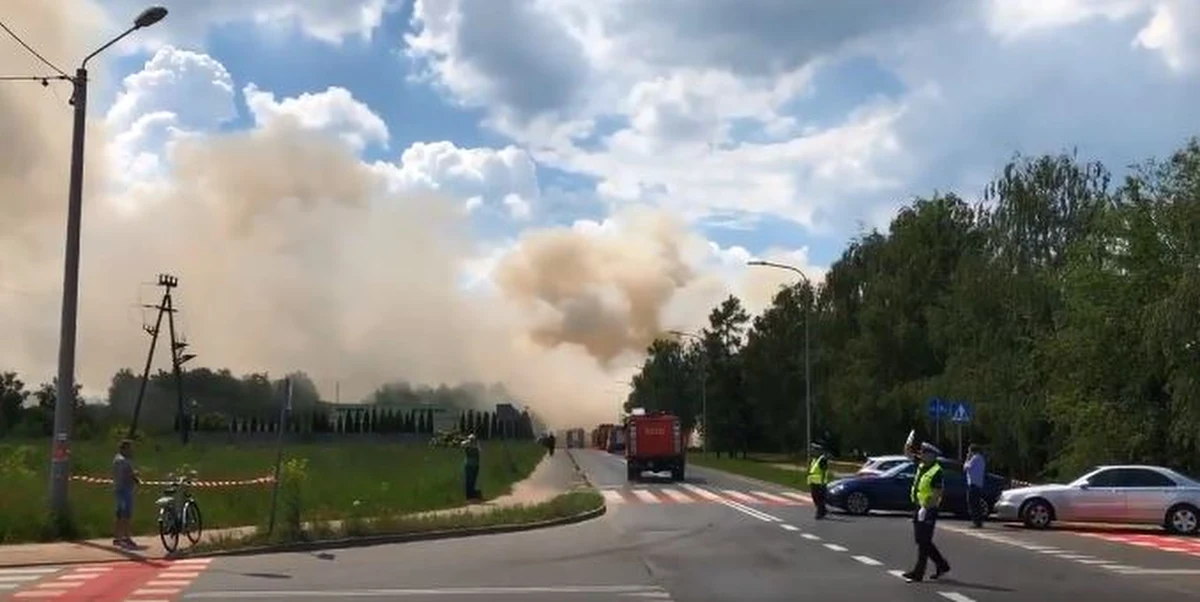 Strażakom udało się opanować pożar wysypiska odpadów wielkogabarytowych w Ostrowie Wielkopolskim. Pojedyncze zastępy nadal dogaszają rozgarnięte przez koparki chałdy śmieci. By mieć pewność, że ogień nie będzie się rozprzestrzeniał - strażacy będą dyżurować na pogorzelisku do rana. 
