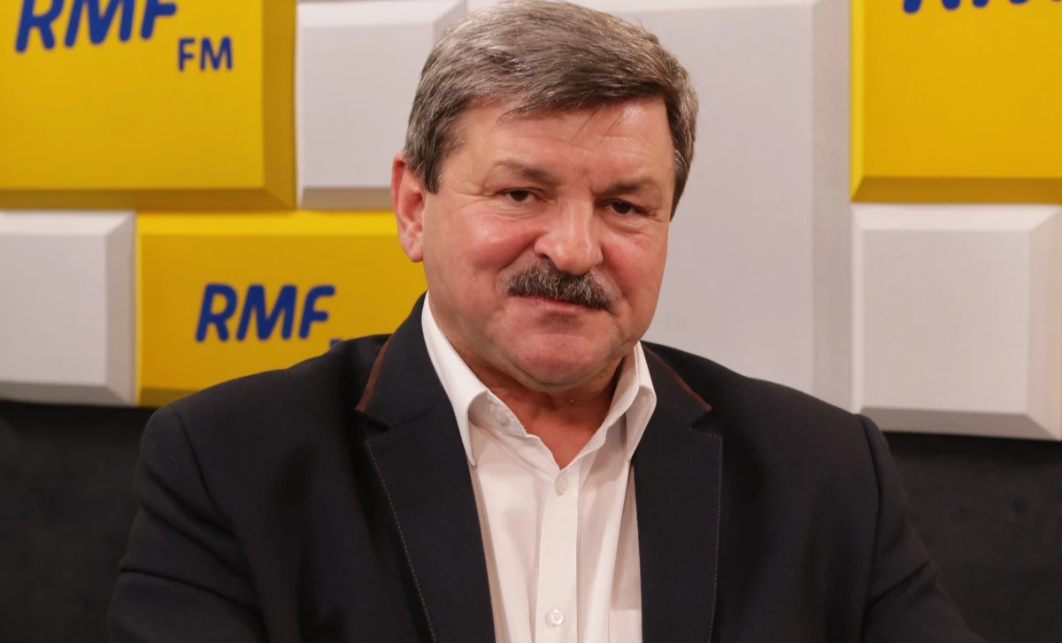 "Odpowiadając koledze Pawlakowi, to chyba najbardziej sobie zaszkodził, tym co opublikował" - tak gość Roberta Mazurka w RMF FM, Jarosław Kalinowski skomentował ujawnienie przez Waldemara Pawlaka swojego przemówienia z sobotniej Rady Naczelnej PSL. Spotkanie odbywało się za zamkniętymi drzwiami. Pawlak mówił m.in. że Stronnictwo "albo ma kręgosłup i jaja" i potrafi robić politykę, albo "się trzęsie.  