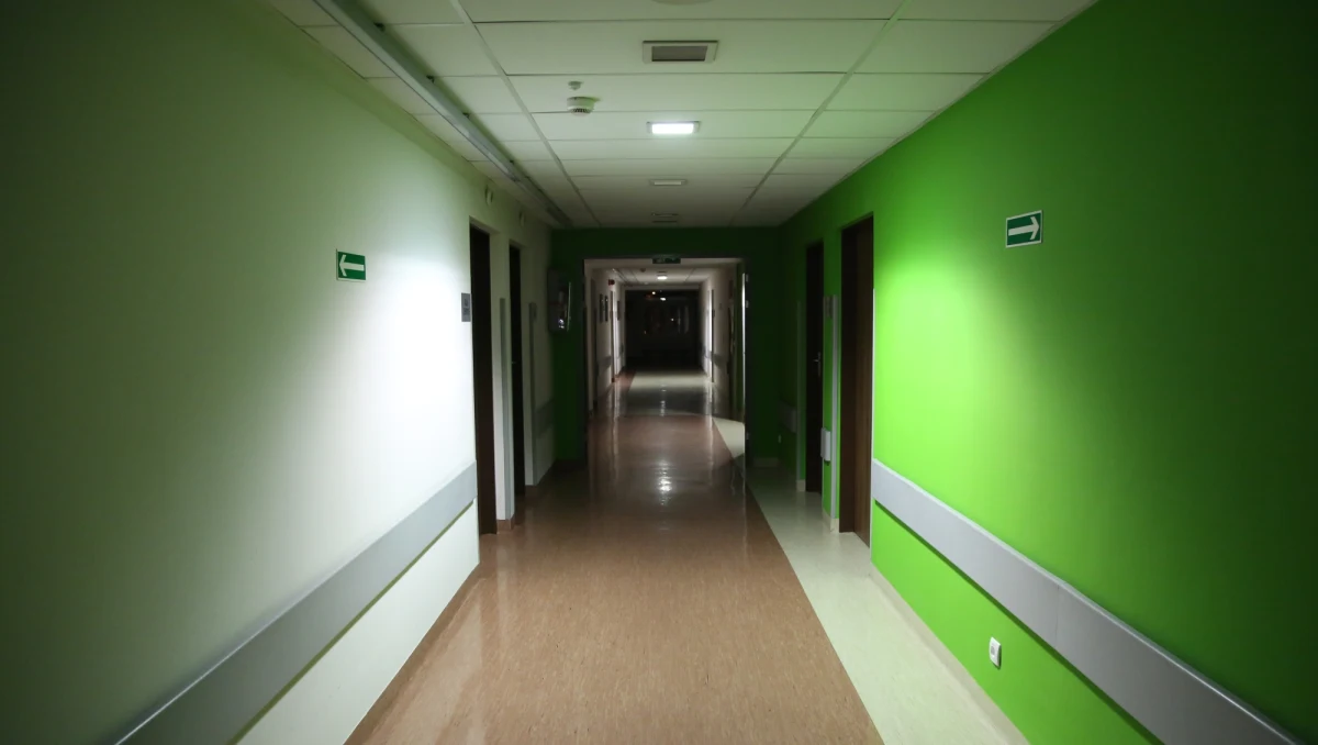 Policjanci z Gdańska szukają mężczyzny, który oblał żrącą substancją 45-letnią kobietę. Do ataku doszło na Morenie.