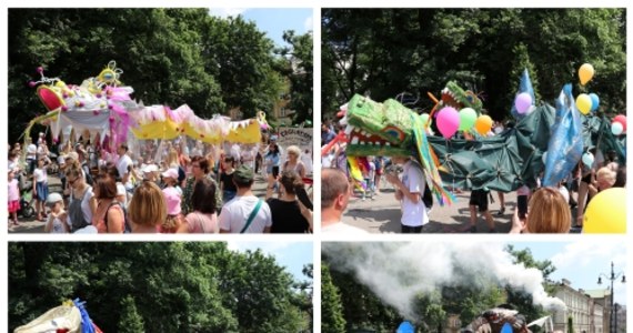 Smoki królowały dziś w Krakowie. O godz. 12:15 z Plan od strony ul. Gertrudy wyruszyła Parada Smoków - już po raz 19. Temat tegorocznej edycji święta to "W czterdzieści smoków dookoła świata".