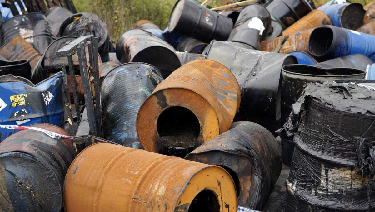 Strażacy zabezpieczają porzucone beczki z chemikaliami na drodze technicznej koło autostrady A2 na wysokości Grodziska Mazowieckiego. Informacje dostaliśmy od Was na Gorącą Linię RMF FM.