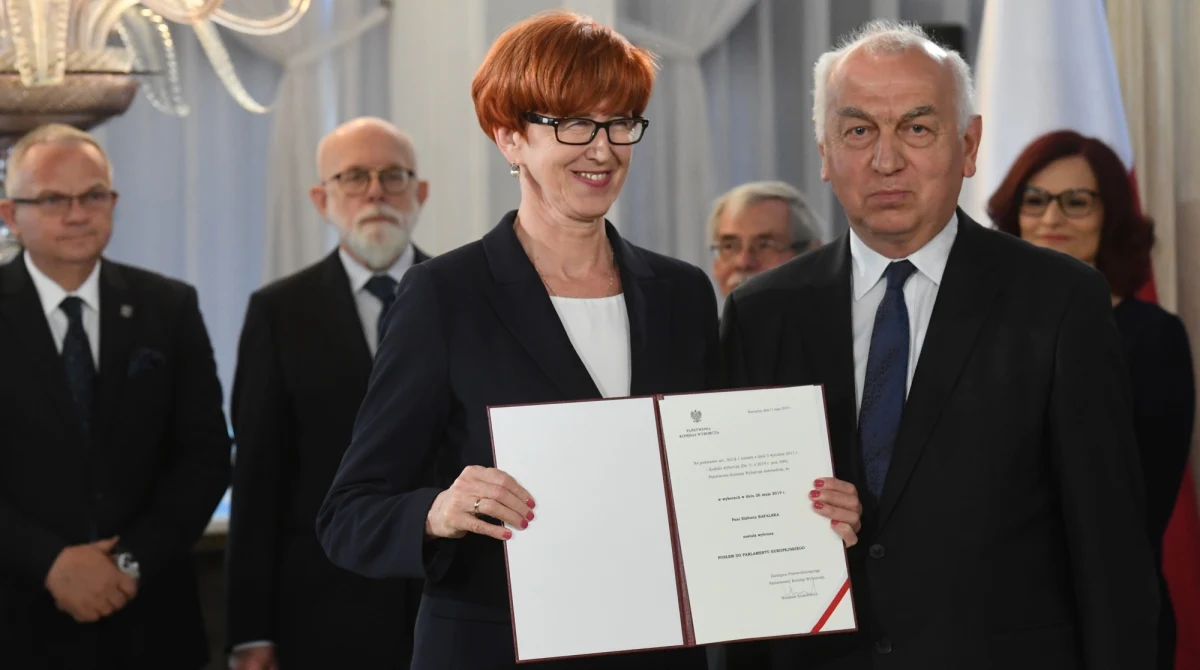 Rekonstrukcja rządu i negocjacje dotyczące przywrócenia dostaw ropy. To dwa ważne tematy ze świata gospodarki, które będą dominować w najbliższych dniach. 