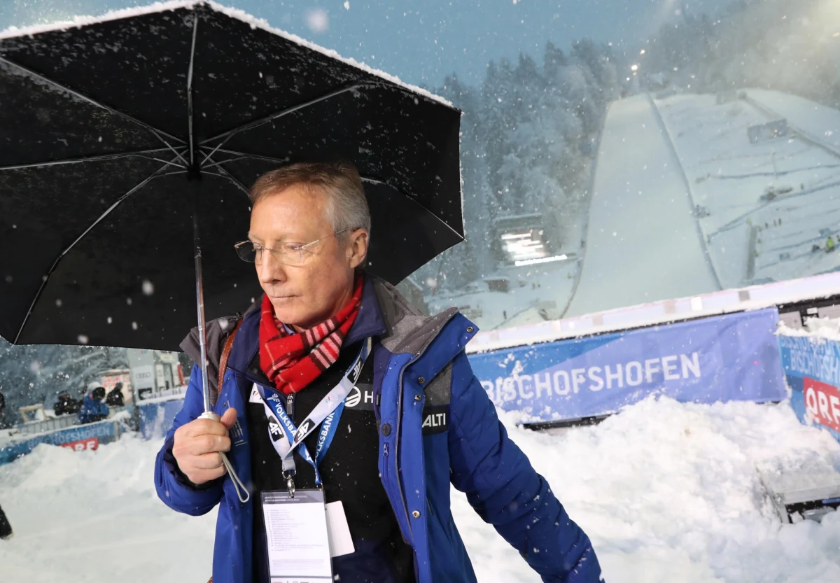 Międzynarodowa Federacja Narciarska poinformowała, że po sezonie 2019/20 Włoch Sandro Pertile zastąpi Austriak Waltera Hofera na stanowisku dyrektora Pucharu Świata w skokach narciarskich mężczyzn. 64-letni Hofer pracuje na tym stanowisku od 1992 roku.