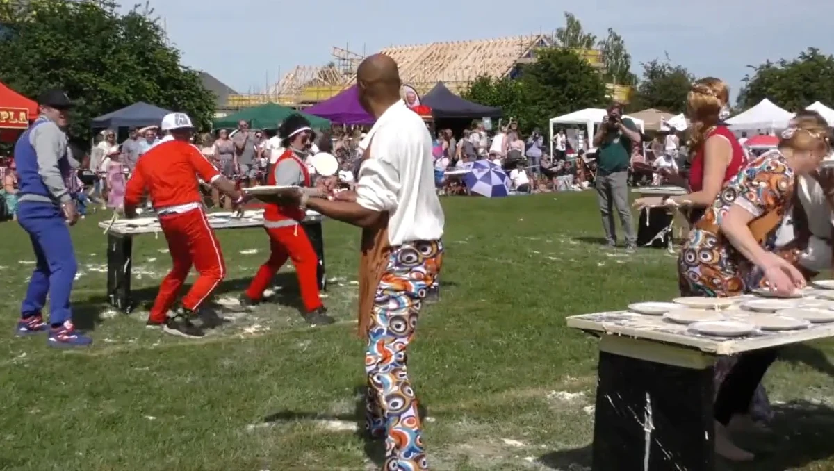 W hrabstwie Kent w południowo-wschodniej Anglii odbyły się zawody w rzucaniu ciastem. W konkursie na przeciwko siebie stają dwie czteroosobowe grupy i rzucają w siebie ciastem. Utrudnienia? Można rzucać tylko lewą ręką. Turniej inspirowany Charlie Chaplinem odbywa się w wiosce od 1967 roku. 